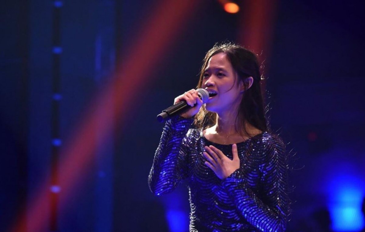 Mengenakan dress berlengan panjang, Claudia Emmanuela tampil menyanyi di salah satu babak The Voice of Germany
